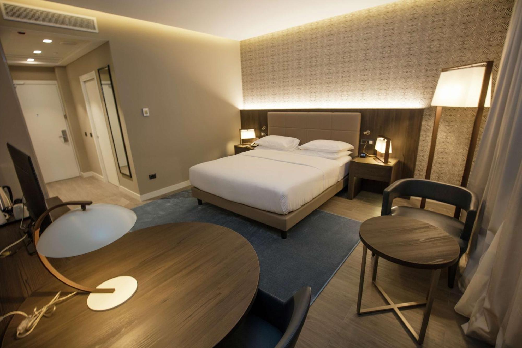 Doubletree By Hilton Pointe-Noire City Centre Пойнт-Ноар Екстериор снимка