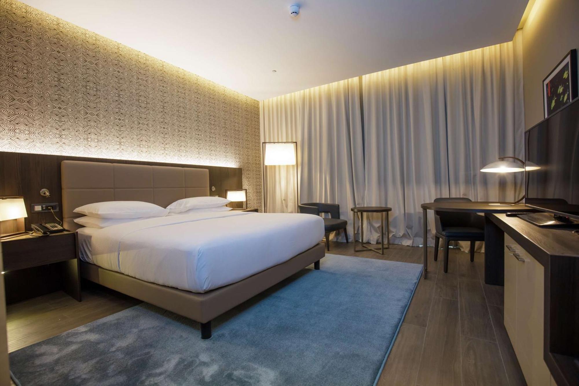 Doubletree By Hilton Pointe-Noire City Centre Пойнт-Ноар Екстериор снимка