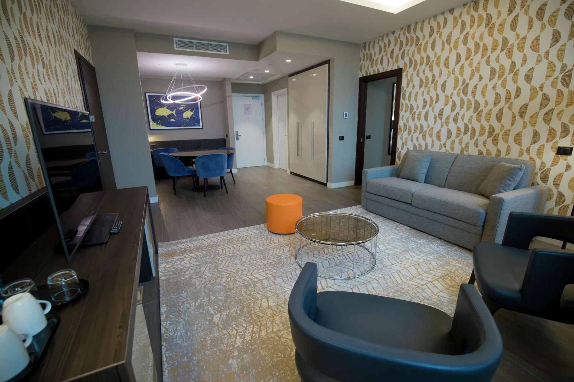 Doubletree By Hilton Pointe-Noire City Centre Пойнт-Ноар Екстериор снимка